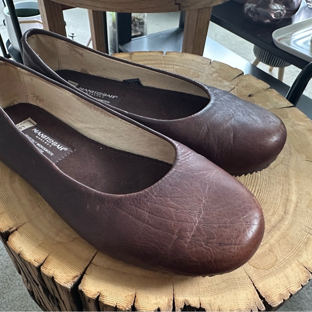 NWT Manitobah Mukluks Brown Leather Women's Flats